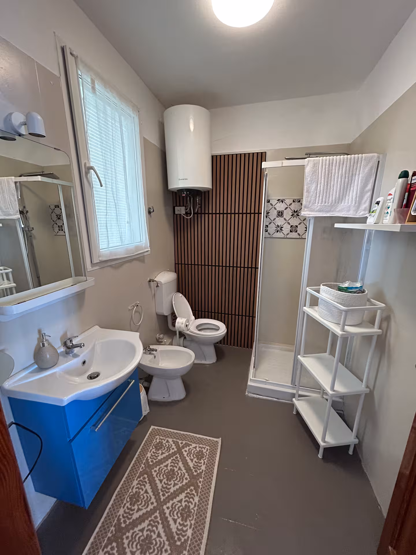 Bagno moderno di design con doccia a pioggia