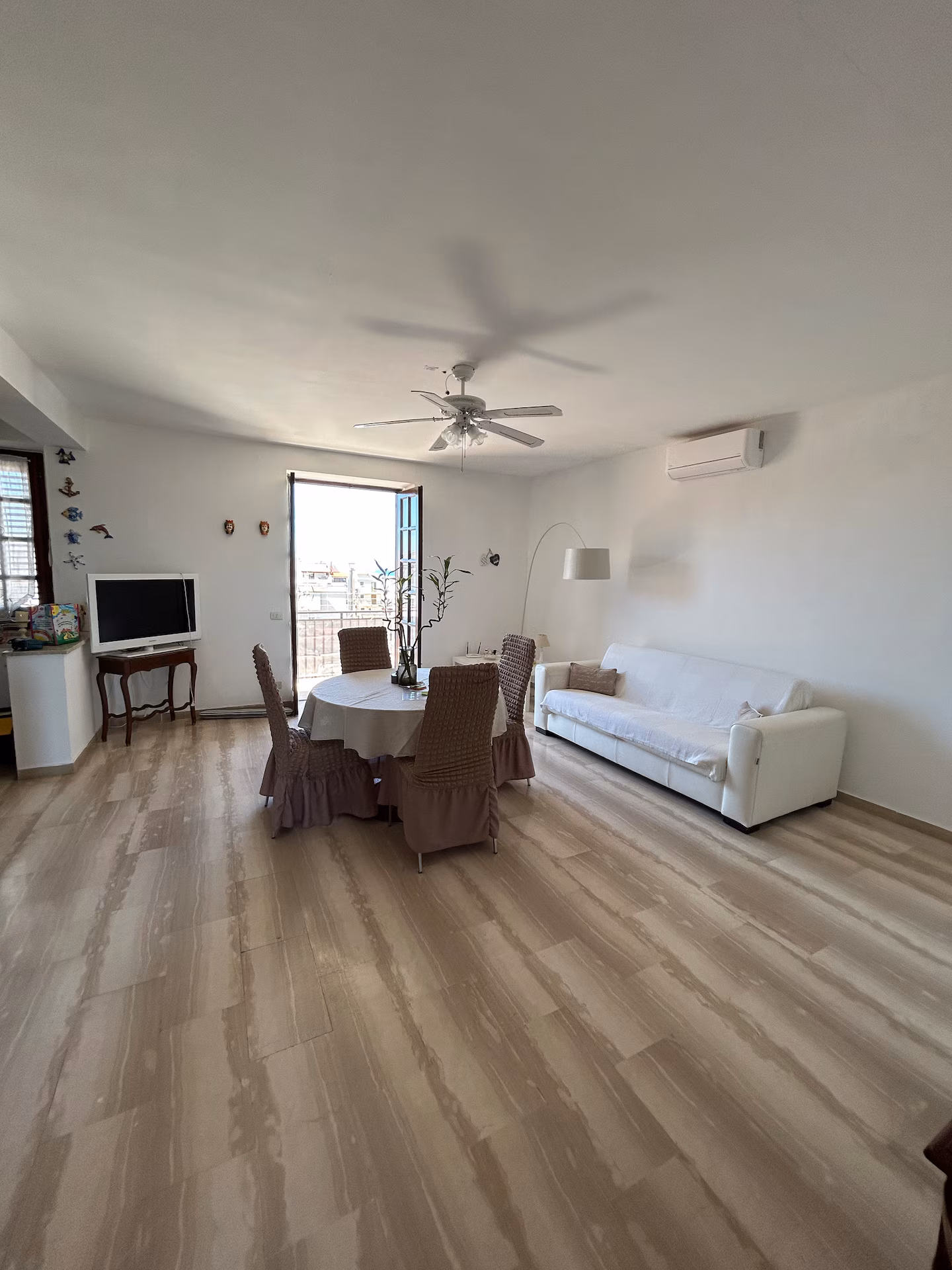 Living room dell'attico con comodo divano letto