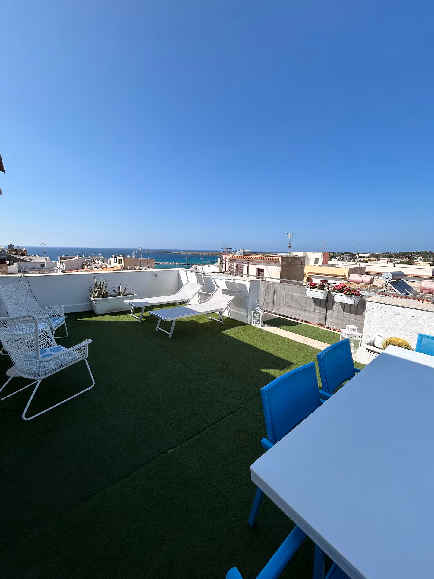 Terrazza privata dell'attico Sinus Felix con prato verde e lettini solari