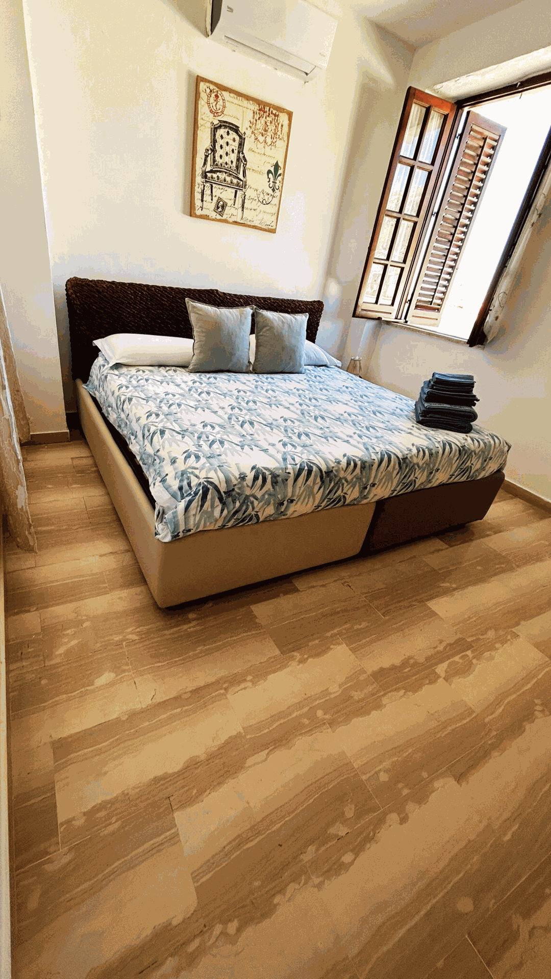 Quarto de casal com design elegante e relaxante na cobertura turística Sinus Felix com detalhes minimalistas